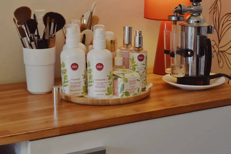 Produits de soin alignés sur une étagère