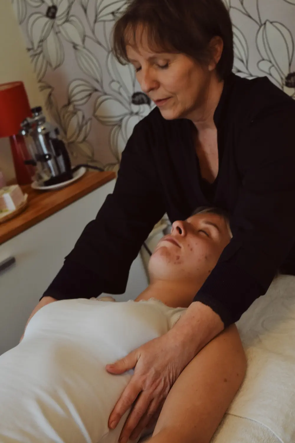 Soin du haut du corps en cabinet (praticien et patiente)