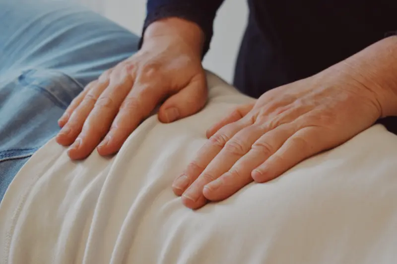 Mains posées sur un ventre (gros plan)