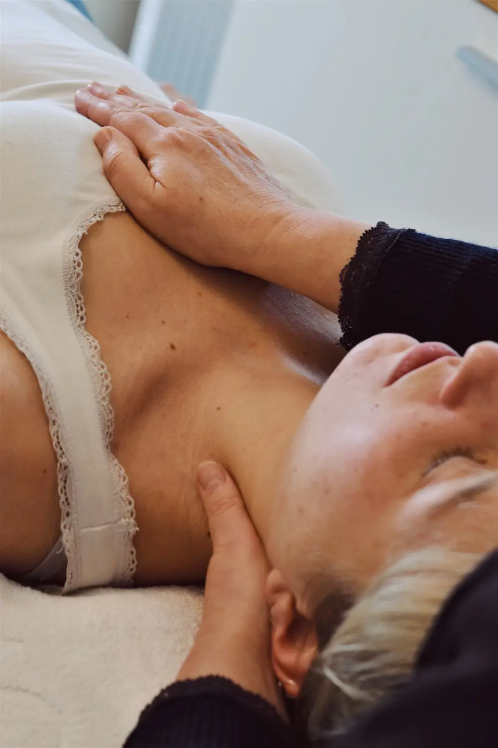 Massage du haut du torse d’une femme allongée