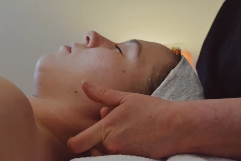 Massage du visage (gros plan sur la tête d’une femme)