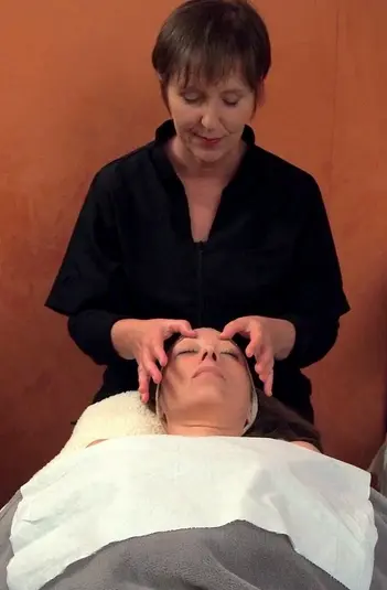 Soin du visage en cabinet (praticien au-dessus du patient)